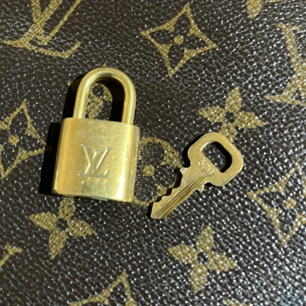 Authentic LV Lock & Key #320 ๐ - Picture 1 of 4